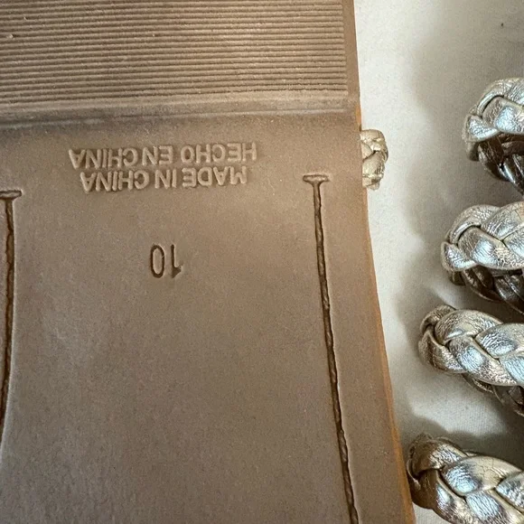 Old Navy Sandals/Slides 3 pairs for $12
Gold, Brown & Black Size 10 Never Worn - Picture 10 of 11